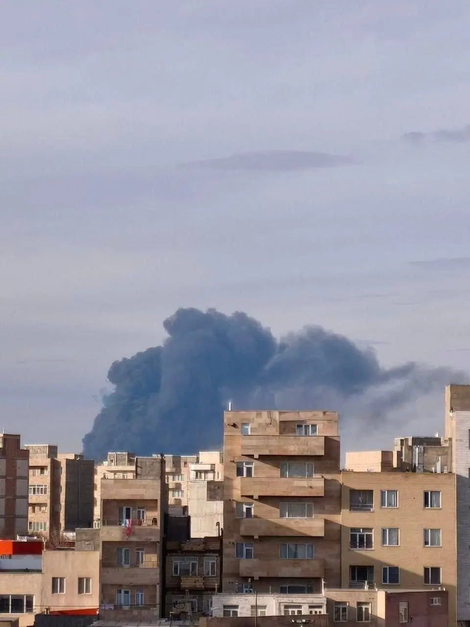 ماجرای دود مهیب آسمان اردبیل چه بود؟ آتش‌سوزی در سردخانه در حال احداث