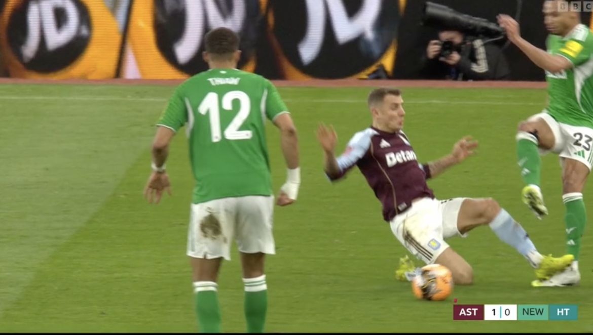 دینیه در همان نیمه اول باید اخراج میشد دینیه در همان نیمه اول باید اخراج میشد