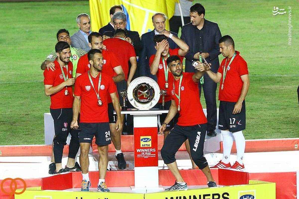 کاپ قهرمانی جام حذفی نفت تهران در سطل زباله!