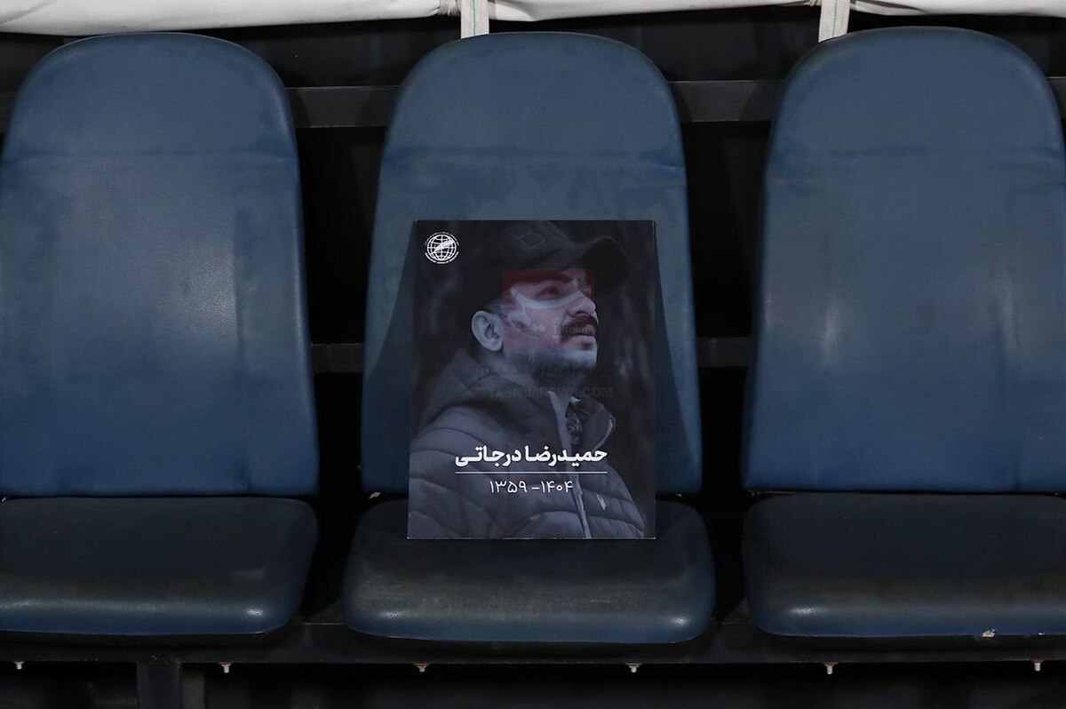 ادای احترام به مرحوم درجاتی قبل از رویارویی گل‌گهر و ملوان