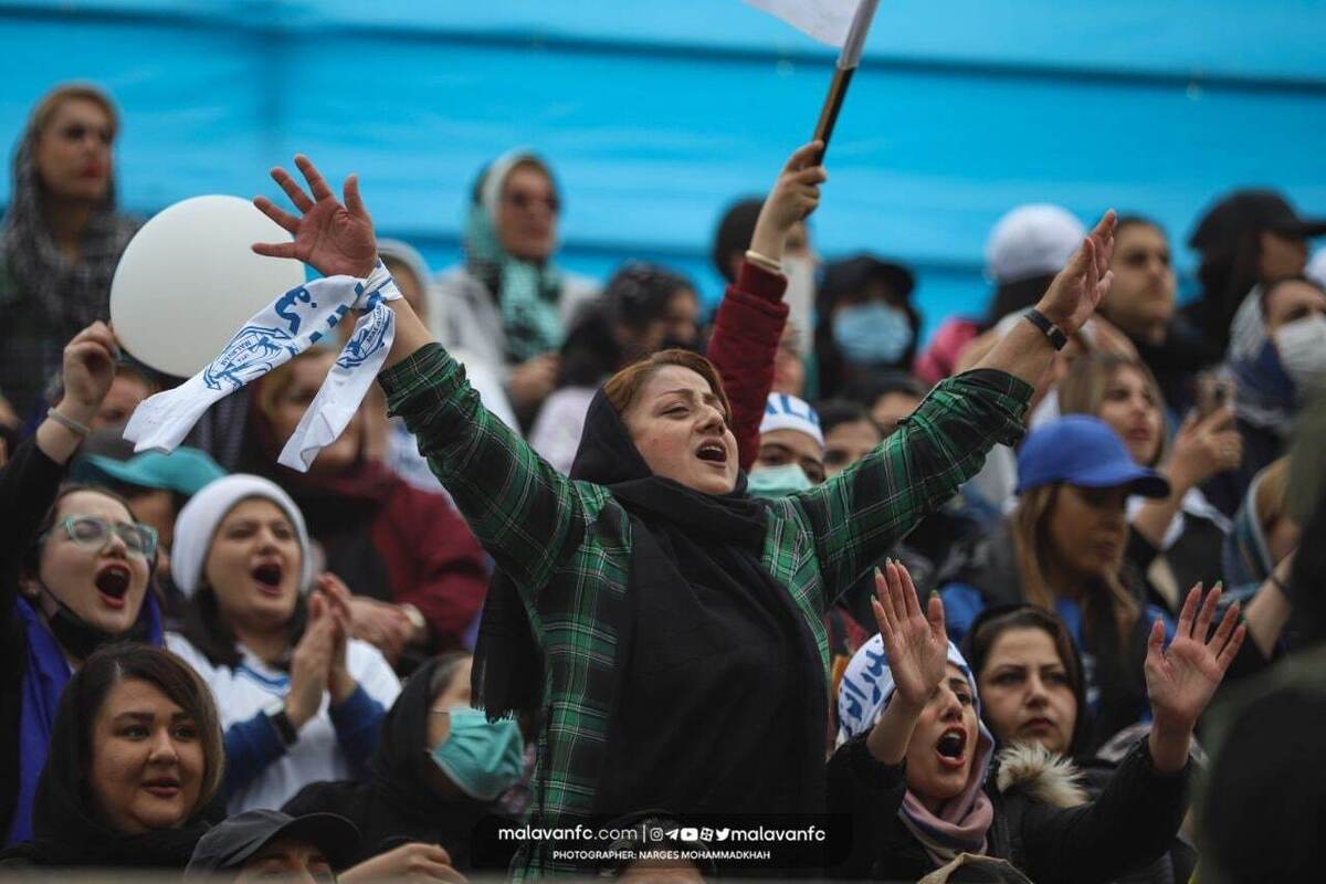 شادی مادربزرگ ملوانی رو سکوی هواداران