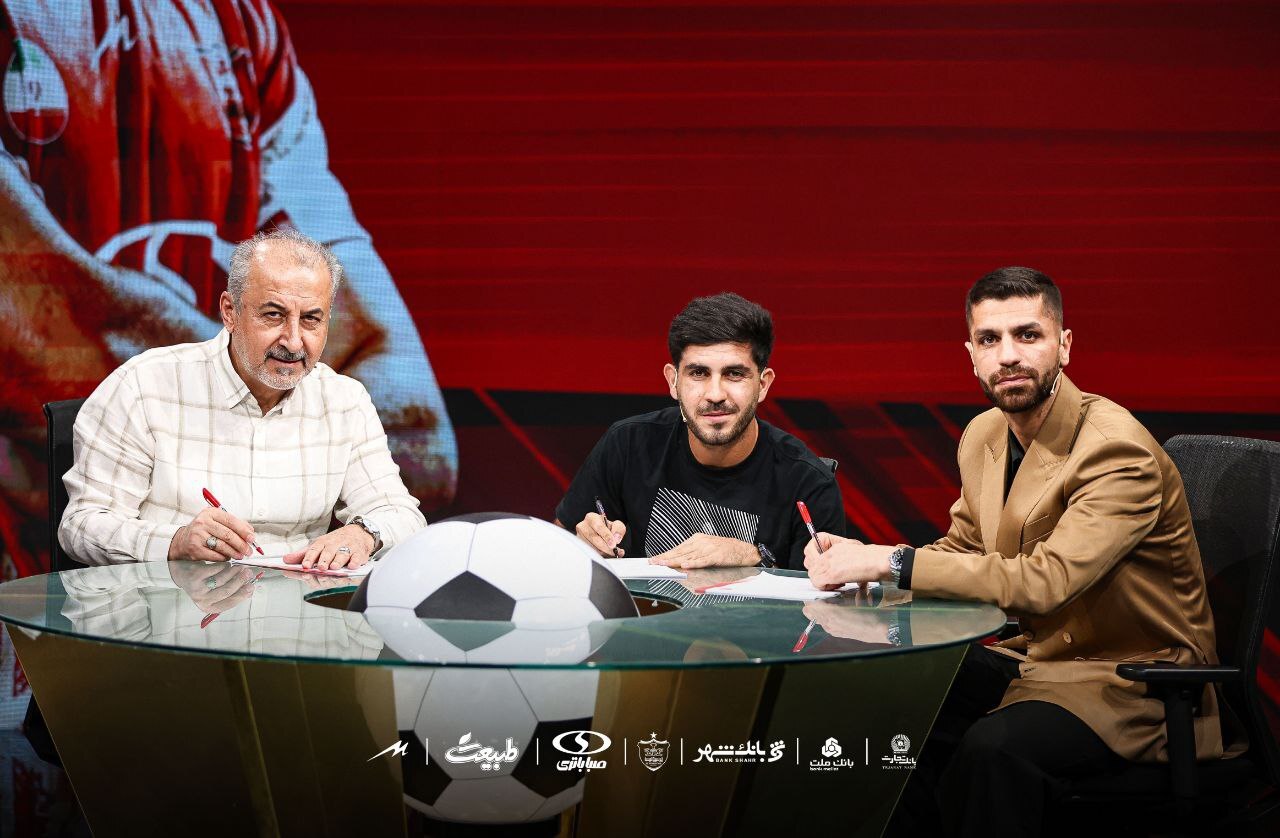 تصاویری از لحظه تمدید قرارداد دو ستاره پرسپولیس