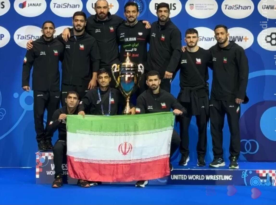 تصویر تیم ملی کشتی آزاد ایران با جام قهرمانی جهان ۲۰۲۵