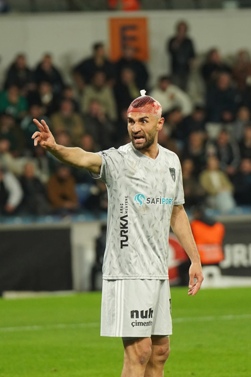 فوران خون مهاجم فصل گذشته پرسپولیس و ۱۲ بخیه روی سر سردار دورسون!