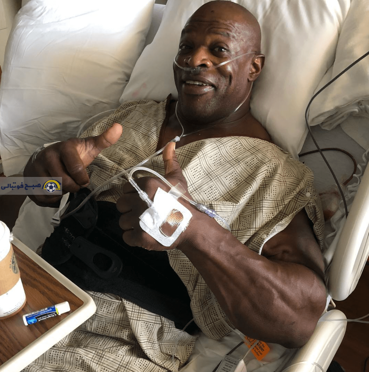 کلمن پس از سومین عمل جراحی خود در سال ۲۰۱۸، دو شست خود را بالا میبرد کلمن پس از سومین عمل جراحی خود در سال ۲۰۱۸، دو شست خود را بالا میبرد