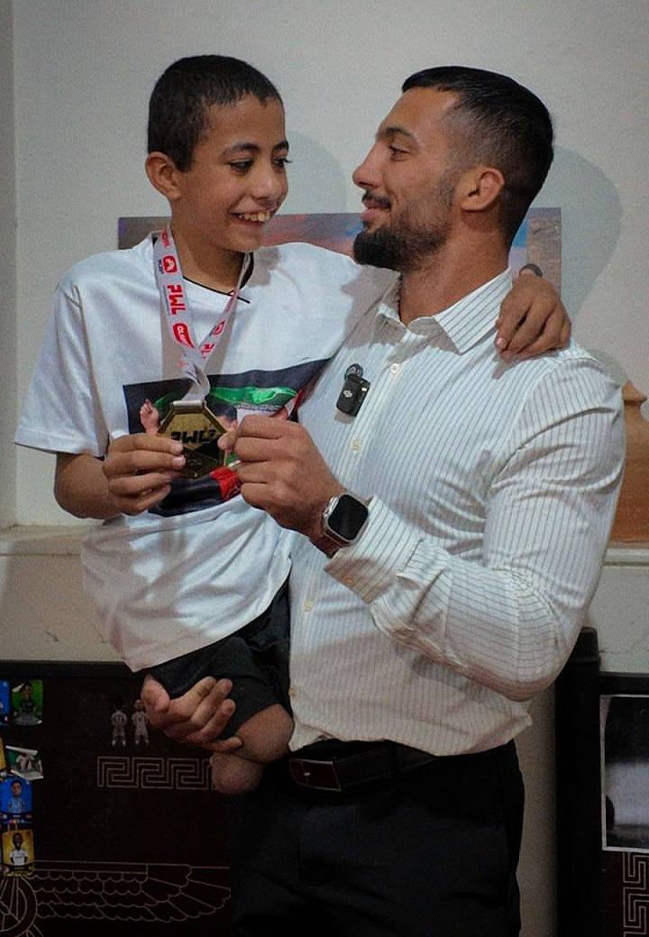 گرایی مدال طلایش را به کودک معلول اهدا کرد +عکس گرایی مدال طلایش را به کودک معلول اهدا کرد +عکس