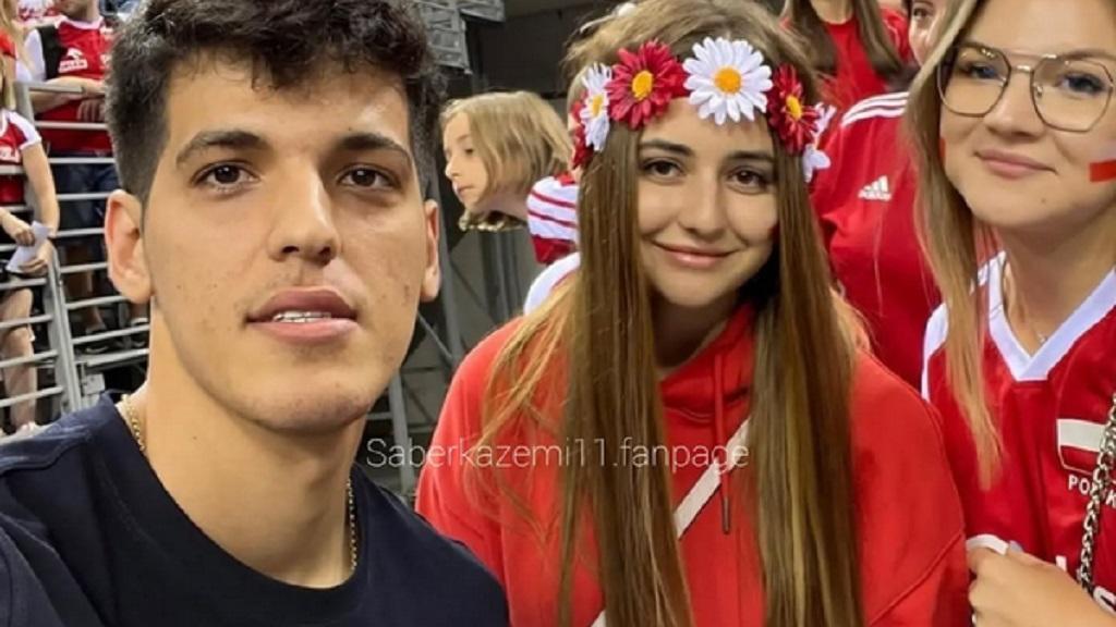 عکس صابر کاظمی در کنار هوادارانش عکس صابر کاظمی در کنار هوادارانش