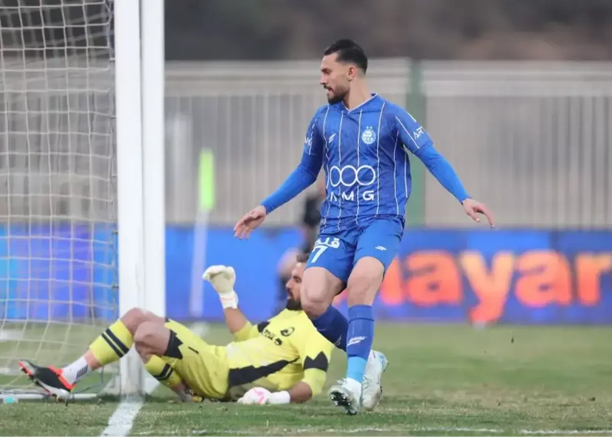 تصویر خبر فت‌پای بحث‌برانگیز؛ دروازه‌بان پادیاب سوژه شد/ عکس