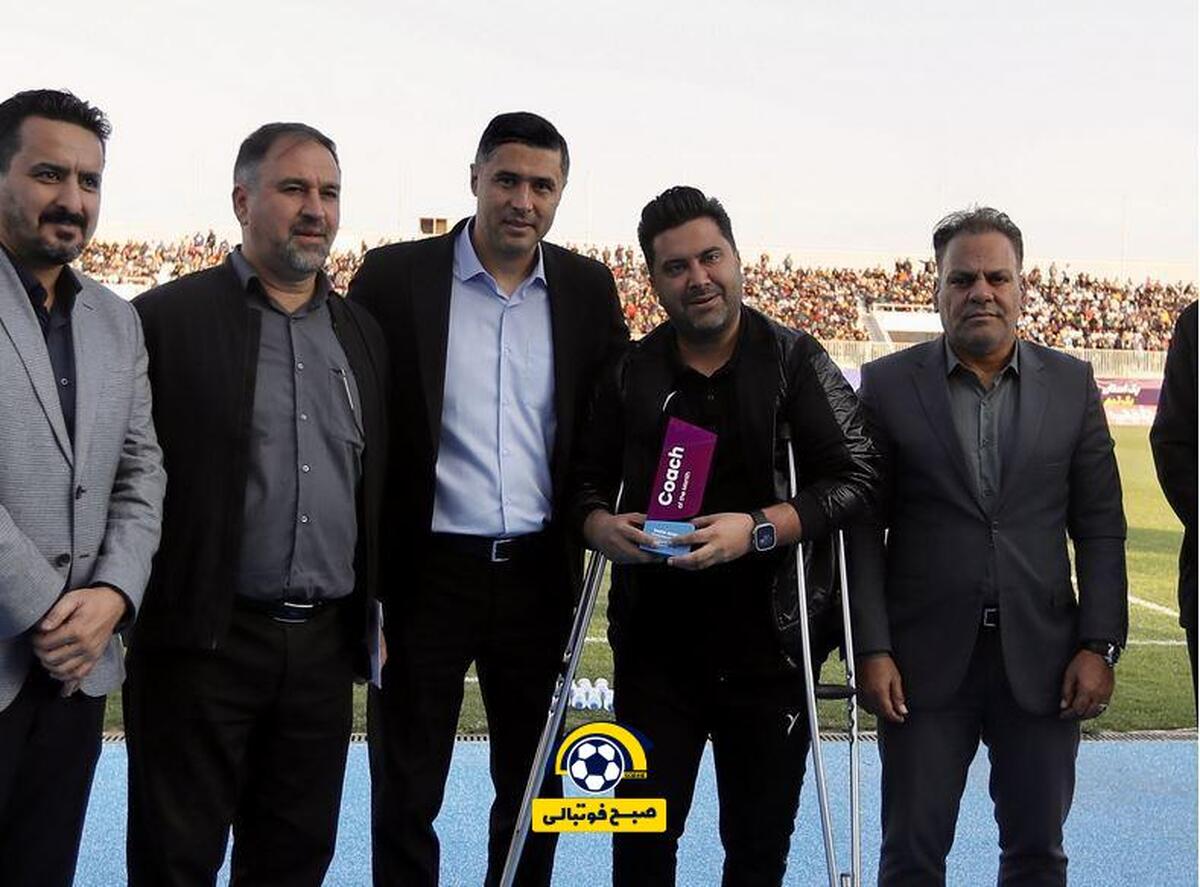 محمدسعید اخباری؛ بهترین سرمربی آبان فوتبال ایران