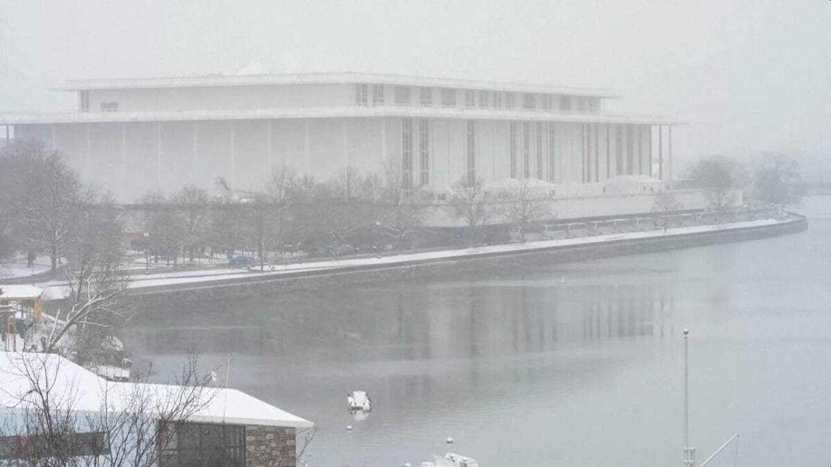 تصویر خبر فیلم | بارش شدید برف در محل برگزاری مراسم قرعه کشی جام جهانی ۲۰۲۶