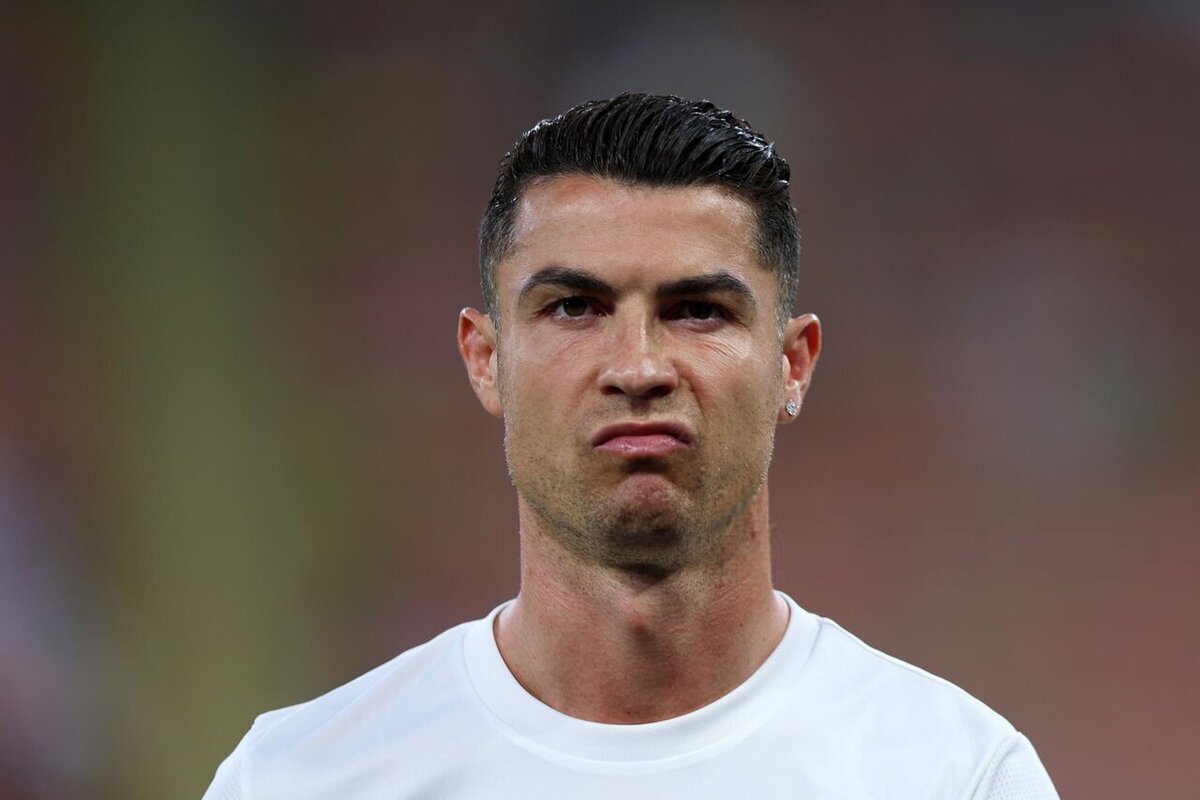 تصویر خبر شوخی جالب رونالدو با رضا غندی‌پور پس از پنالتی‌گرفتن از محمد سیماکان / عکس