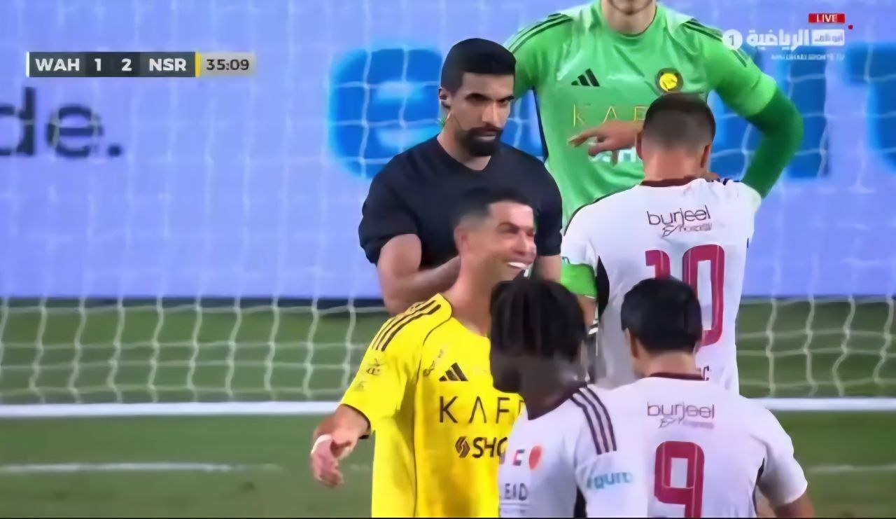 شوخی جالب رونالدو با رضا غندیپور پس از پنالتیگرفتن از محمد سیماکان / عکس شوخی جالب رونالدو با رضا غندیپور پس از پنالتیگرفتن از محمد سیماکان / عکس