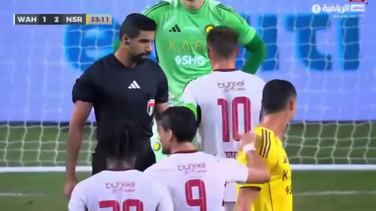 شوخی جالب رونالدو با رضا غندیپور پس از پنالتیگرفتن از محمد سیماکان / عکس شوخی جالب رونالدو با رضا غندیپور پس از پنالتیگرفتن از محمد سیماکان / عکس