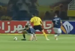 اخراج آریا یوسفی با دریافت کارت قرمز مستقیم و 10 نفره شدن سپاهان