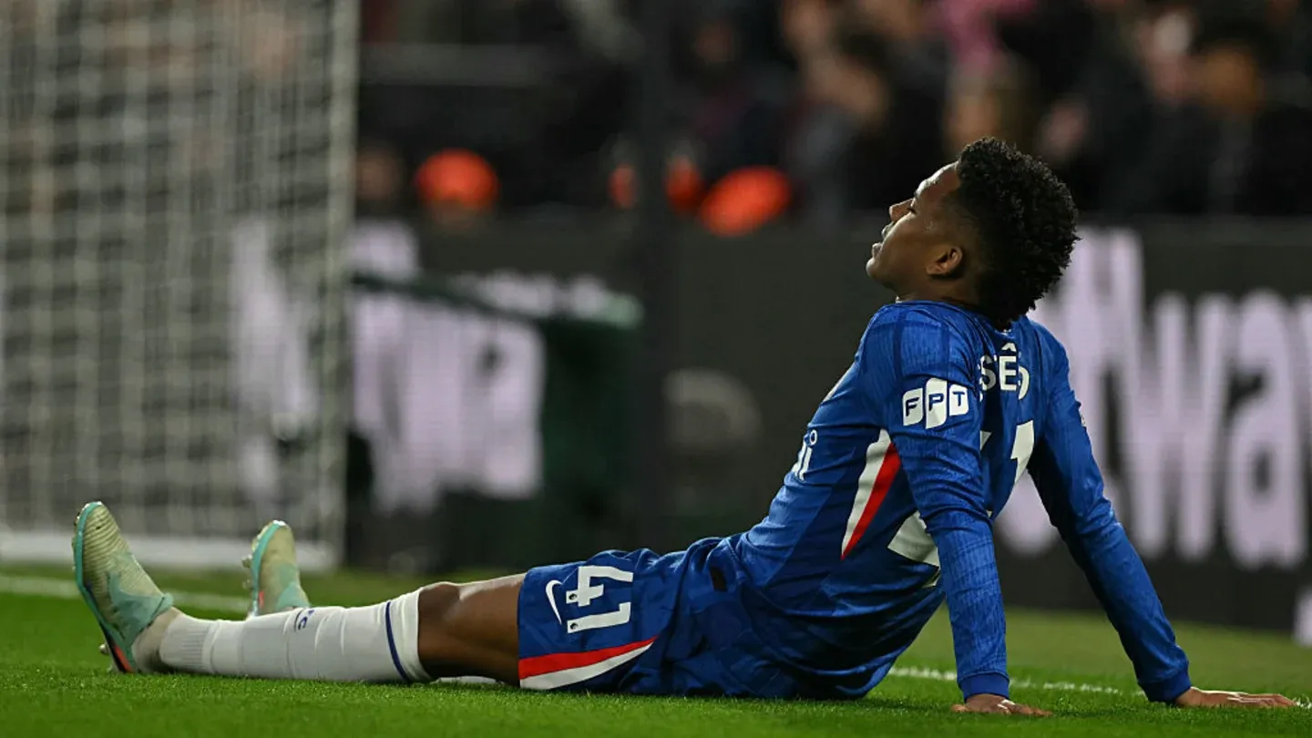 مصدومیت استوا ویلیان مهاجم چلسی و نشستن او روی زمین چمن پس از آسیب‌دیدگی در بازی مقابل منچستریونایتد در ورزشگاه استمفورد بریج.