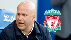 آرن اسلات، سرمربی لیورپول، در کنار نشان باشگاه فوتبال لیورپول