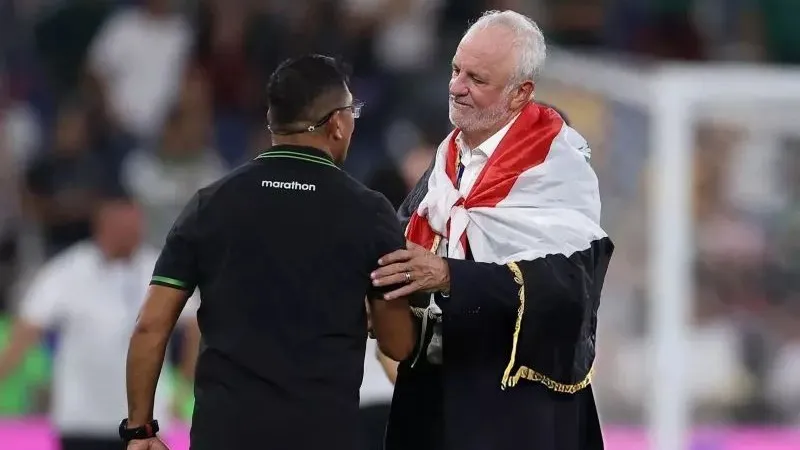 گراهام آرنولد همراه با پرچم عراق