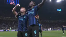 خوشحالی لائوتارو مارتینز و مارکوس تورام پس از به ثمر رساندن گل سوم اینتر به رم در هفته ۳۱ سری آ ۲۰۲۶
