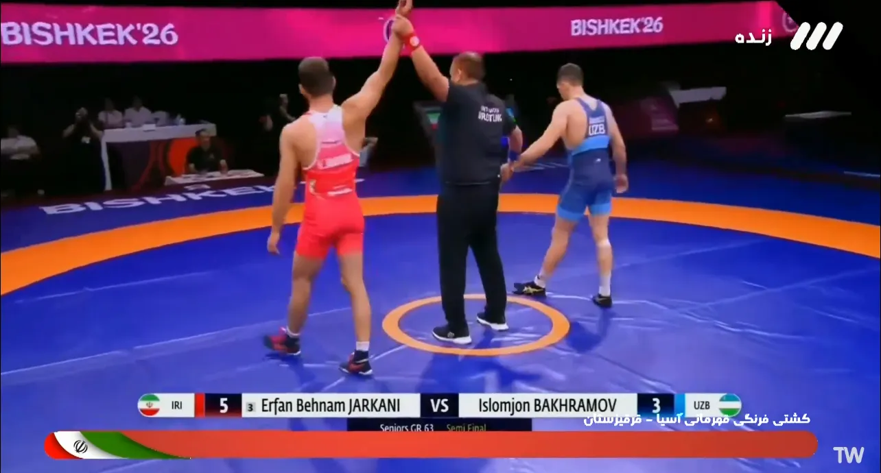 تصویر عرفان جرکنی با دوبنده قرمز در حالی که داور دست او را به نشانه پیروزی در مسابقات آسیایی بیشکک بالا برده است