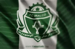 کارگران مشغول زحمت کشیدن هستند؛ پوستر آلومینیوم برای بازی با استقلال