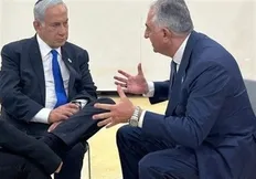 تصویر خبر آویزانی متقابل نتانیاهو و براندازان