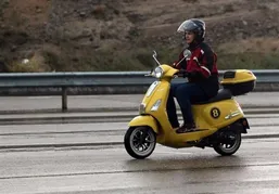 چرا خانم&zwnj;ها از گرفتن گواهی نامه موتور محرومند؟