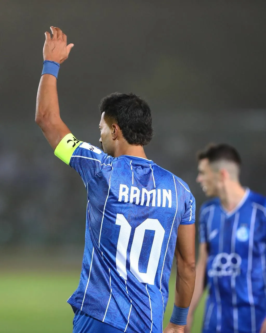 رامین رضاییان پشت به تصویر