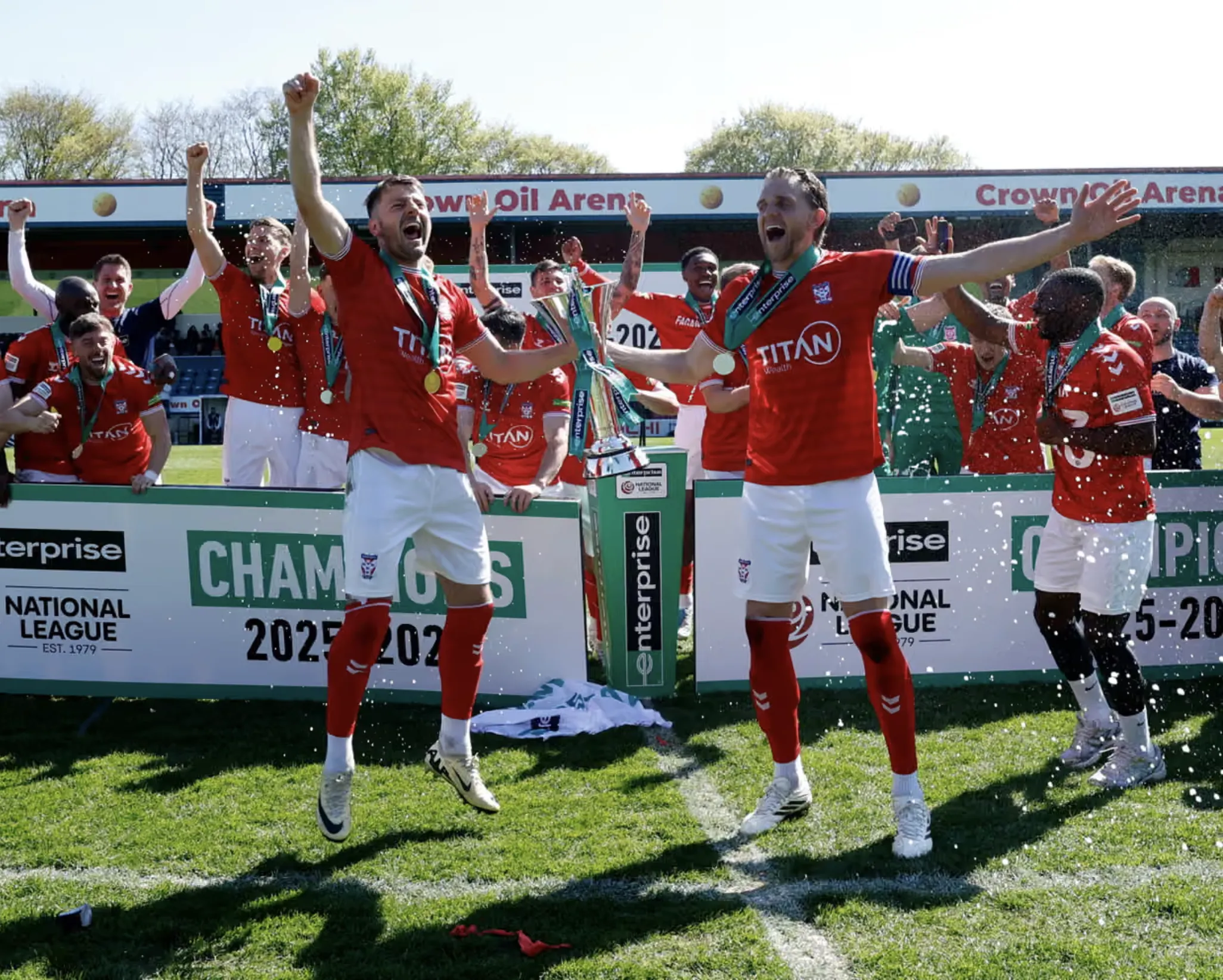 جشن قهرمانی بازیکنان یورک سیتی در لیگ ملی ۲۰۲۶-۲۰۲۵ پس از تساوی دراماتیک مقابل راچدیل در ورزشگاه کراون اویل آرنا