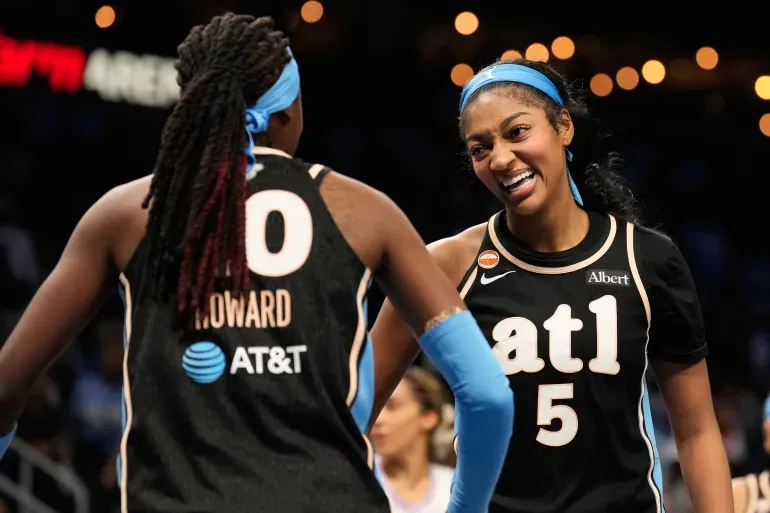 آنجل ریس و راین هاوارد بازیکنان آتلانتا دریم در سومین بازی فینال WNBA ۲۰۲۶ مقابل گلدن استیت والکریز