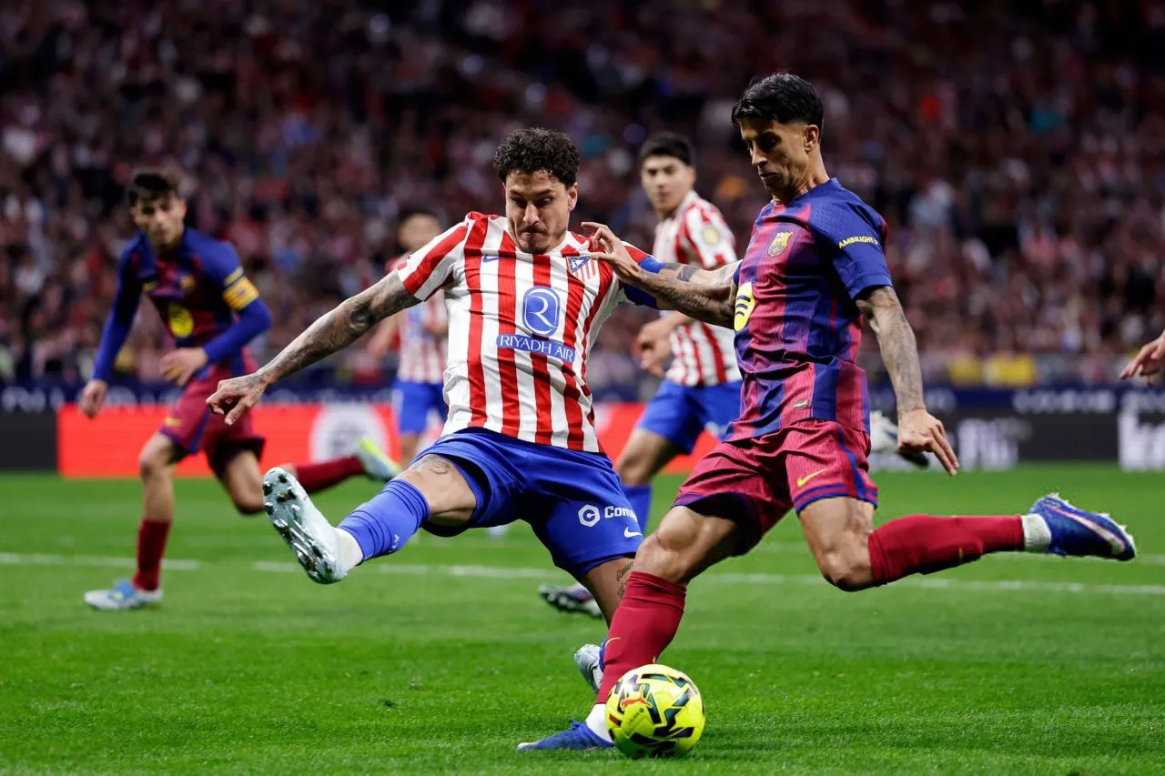 تقابل خوزه ماریا خیمنز و ژائو کانسلو در جریان بازی اتلتیکومادرید و بارسلونا در ورزشگاه متروپولیتانو - ۱۶ فروردین ۱۴۰۵ تقابل خوزه ماریا خیمنز و ژائو کانسلو در جریان بازی اتلتیکومادرید و بارسلونا در ورزشگاه متروپولیتانو - ۱۶ فروردین ۱۴۰۵