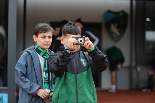 حرکت تحسین‌برانگیز سردار دورسون؛ از موبایل دکمه‌ای تا دوربین دیجیتال برای هوادار ۹ ساله + تصاویر