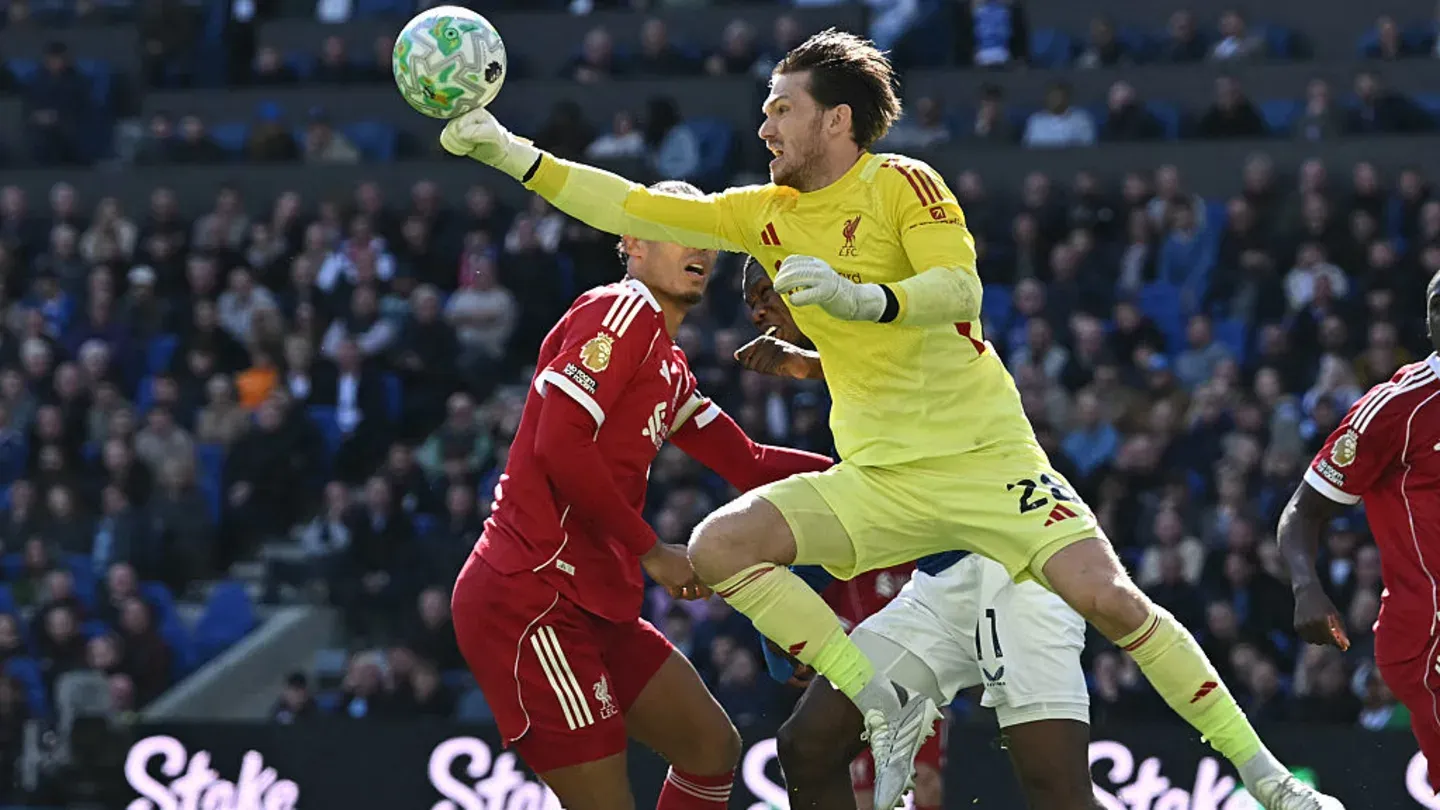 خروج موفق فردی وودمن، دروازه‌بان لیورپول، برای دفع توپ با مشت در دربی مرسیساید مقابل اورتون.