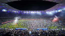 ببینید؛ لحظه صعود هامبورگ به بوندسلیگا پس از هفت سال و هجوم هواداران به زمین مسابقه