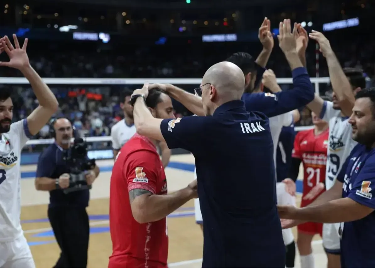 روبرتو پیاتزا، سرمربی تیم ملی والیبال ایران در حال صحبت صمیمانه با آرمان صالحی (لیبرو تیم) در حضور سایر بازیکنان در جریان مسابقه روبرتو پیاتزا، سرمربی تیم ملی والیبال ایران در حال صحبت صمیمانه با آرمان صالحی (لیبرو تیم) در حضور سایر بازیکنان در جریان مسابقه