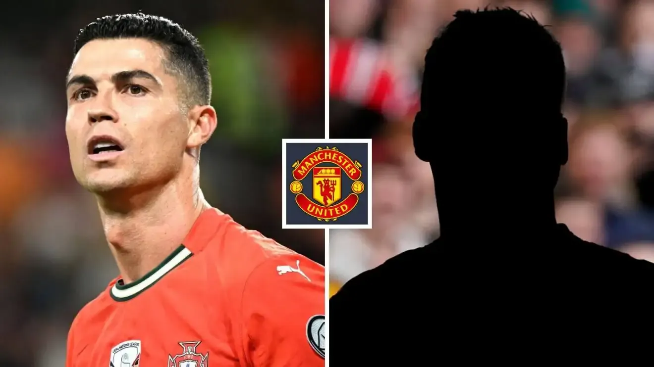 کریستیانو رونالدو کنار لوگو منچستر یونایتد و تصویر ناشناس
