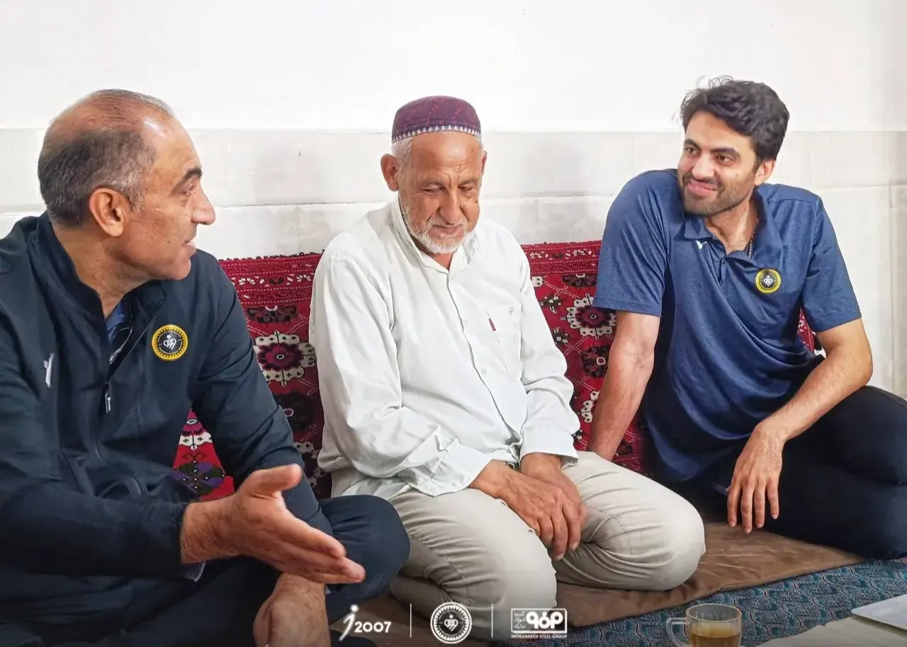 صابر کاظمی ملیپوش فقید والیبال ایران با پیراهن شماره ۱۹ در زمین مسابقه؛ سپاهان در سالگرد درگذشت او به خانوادهاش ادای احترام کرد صابر کاظمی ملیپوش فقید والیبال ایران با پیراهن شماره ۱۹ در زمین مسابقه؛ سپاهان در سالگرد درگذشت او به خانوادهاش ادای احترام کرد