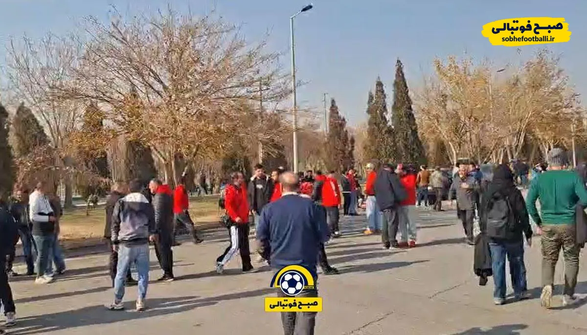 ویدیو| هواداران استقلال و پرسپولیس مقابل ورزشگاه اراک حاضر شدند