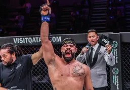 ویدئو | کری&zwnj;خوانی جنجالی امیر علی&zwnj;اکبری مقابل تونی جانسون؛ اشاره به جنگ ۱۲ روزه