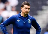 همیشه می‌دانستیم مایکل جکسون زنده است/ ستاره پاپ روی نیمکت برنلی نشست! + عکس