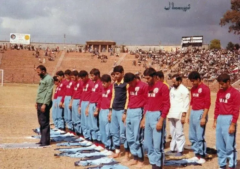 عکس زیرخاکی از تیم ملی;نماز جماعت در وسط استادیوم فوتبال! عکس زیرخاکی از تیم ملی;نماز جماعت در وسط استادیوم فوتبال!