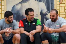 (ویدئو) پیش‌بینی قهرمانان کشتی آزاد ایران از برنده بازی آرسنال و پاری سن ژرمن هنگام تماشای بازی