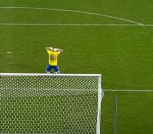 ترک زمین توسط بازیکنان پس از مصدومیت دروازه&zwnj;بان