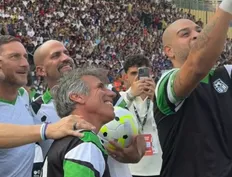 تصویر خبر جمع اساطیر جمع است؛ سلفی آدریانو با توتی، زانتی، ورون و زولا در جریان یک دیدار دوستانه در ایتالیا