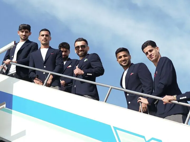 ورود کاروان تیم ملی فوتبال ایران به تیخوانا با یک نماد خاص روی کت بازیکنان