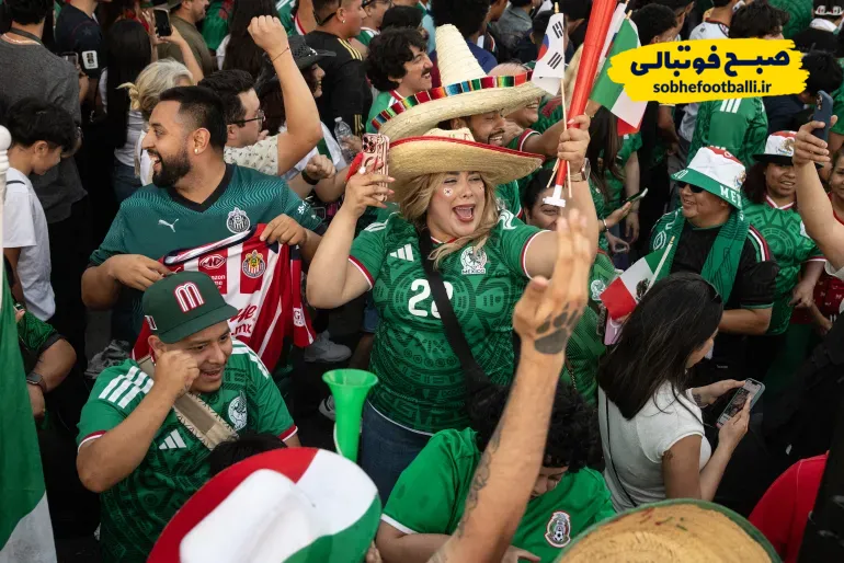 هواداران مکزیک در پارک بینالمللی سئول در محله کرهایها در لسآنجلس پس از صعود تیمشان به مرحله حذفی، تشویق میکنن هواداران مکزیک در پارک بینالمللی سئول در محله کرهایها در لسآنجلس پس از صعود تیمشان به مرحله حذفی، تشویق میکنن