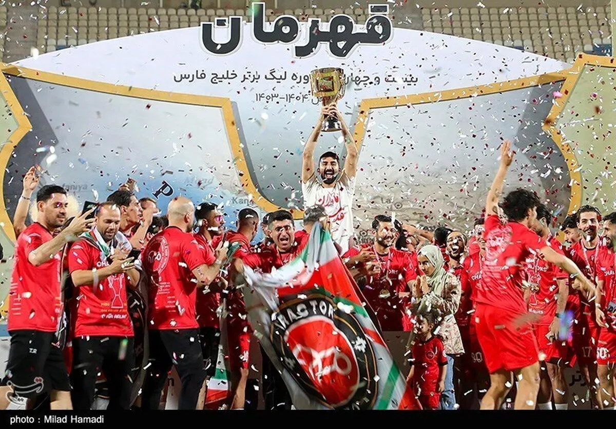 جشن قهرمانی تراکتور با ورود تماشاگران به زمین نیمه&zwnj;تمام ماند