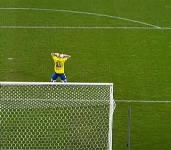 لحظه انفجار که باعث شد فلیکس وایناند دروازه&zwnj;بان اسن بلافاصله گوش&zwnj;هایش را بگیرد