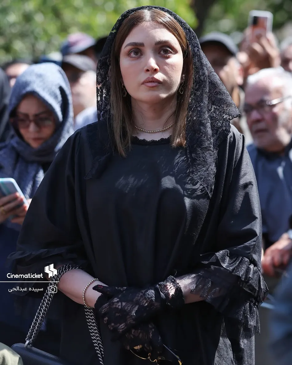 هنرمندان در مراسم تشییع اکبر عبدی
