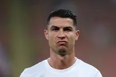 تصویر خبر شوخی جالب رونالدو با رضا غندی&zwnj;پور پس از پنالتی&zwnj;گرفتن از محمد سیماکان / عکس