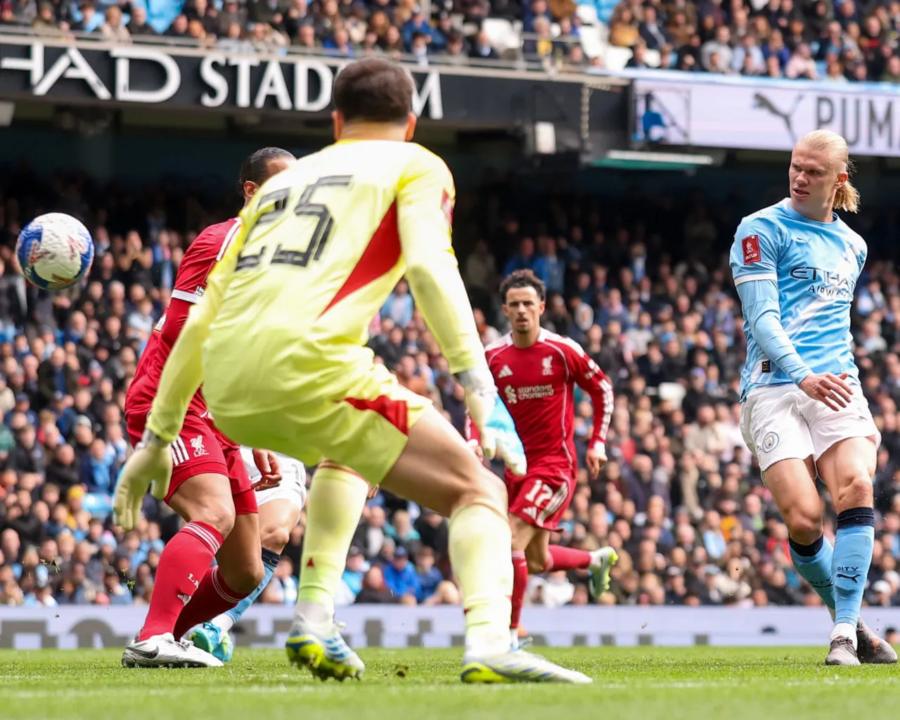 لحظه شوت ارلینگ هالند به سمت دروازه لیورپول لحظه شوت ارلینگ هالند به سمت دروازه لیورپول